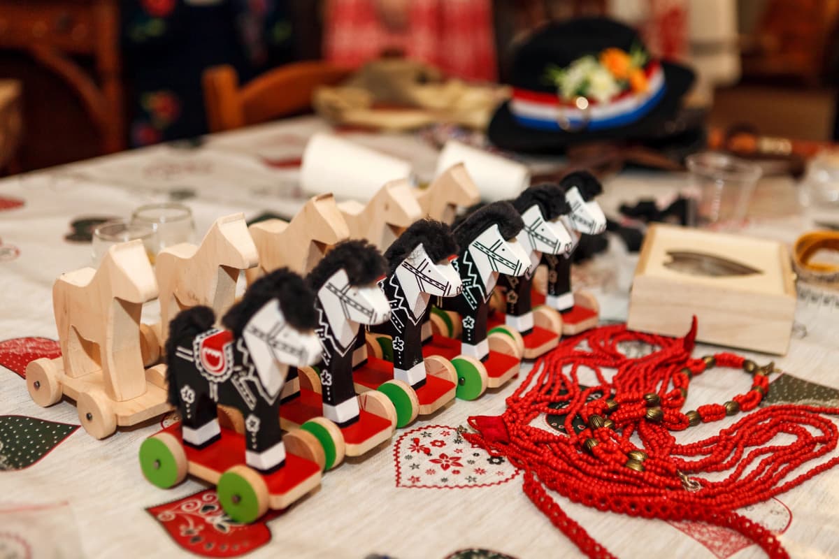 Workshop: Painting Traditional Sovenirs and Cultural Tour